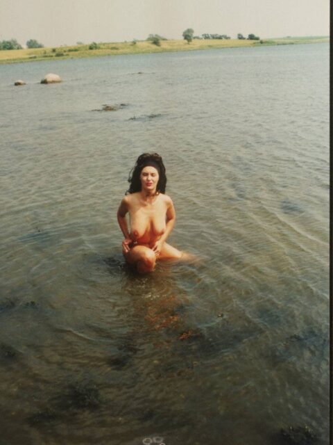 Frau mit großem Busen nackt im See